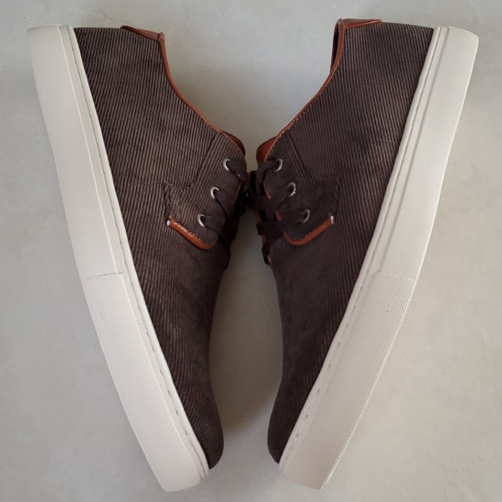 NIB Tommy Hilfiger Mckenzie 4 Corduroy Sneakers